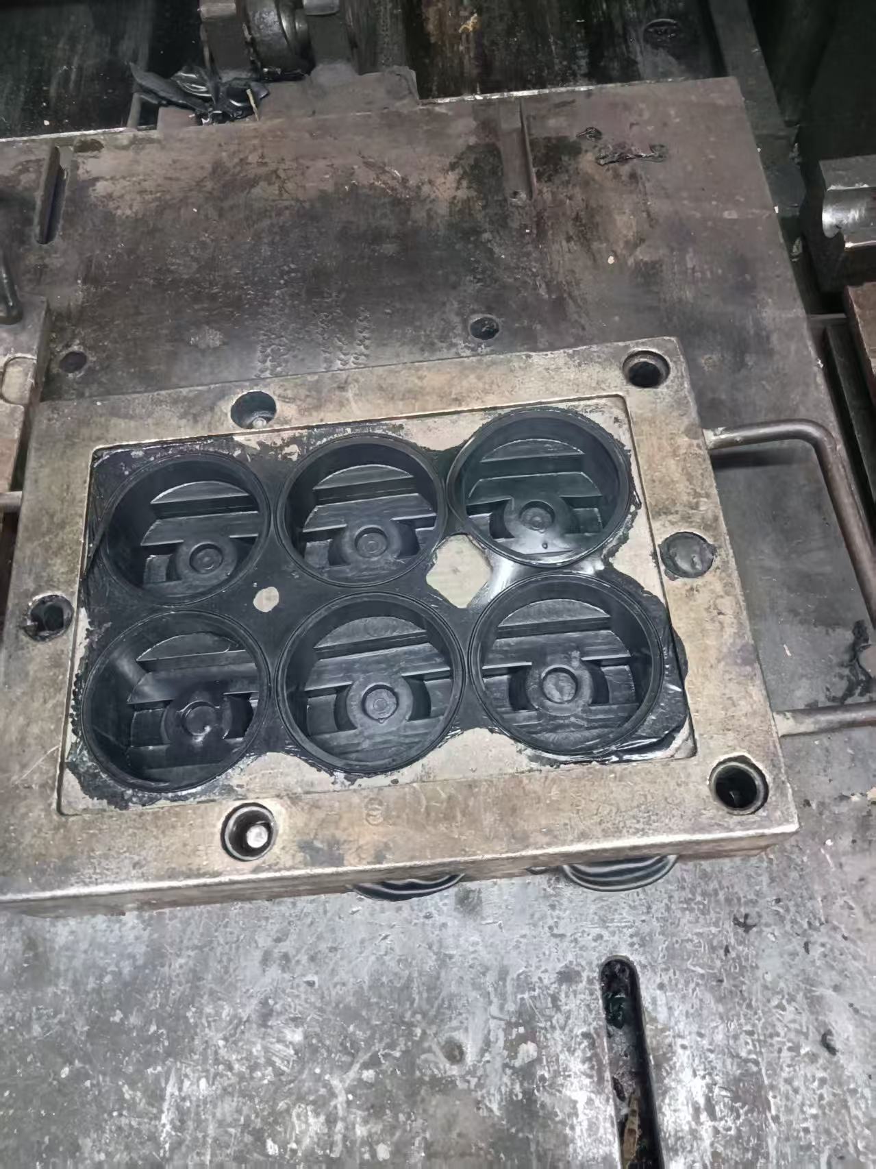 Comment les pièces en caoutchouc sont fabriquées: simple visite d'usine de la matière première au produit fini