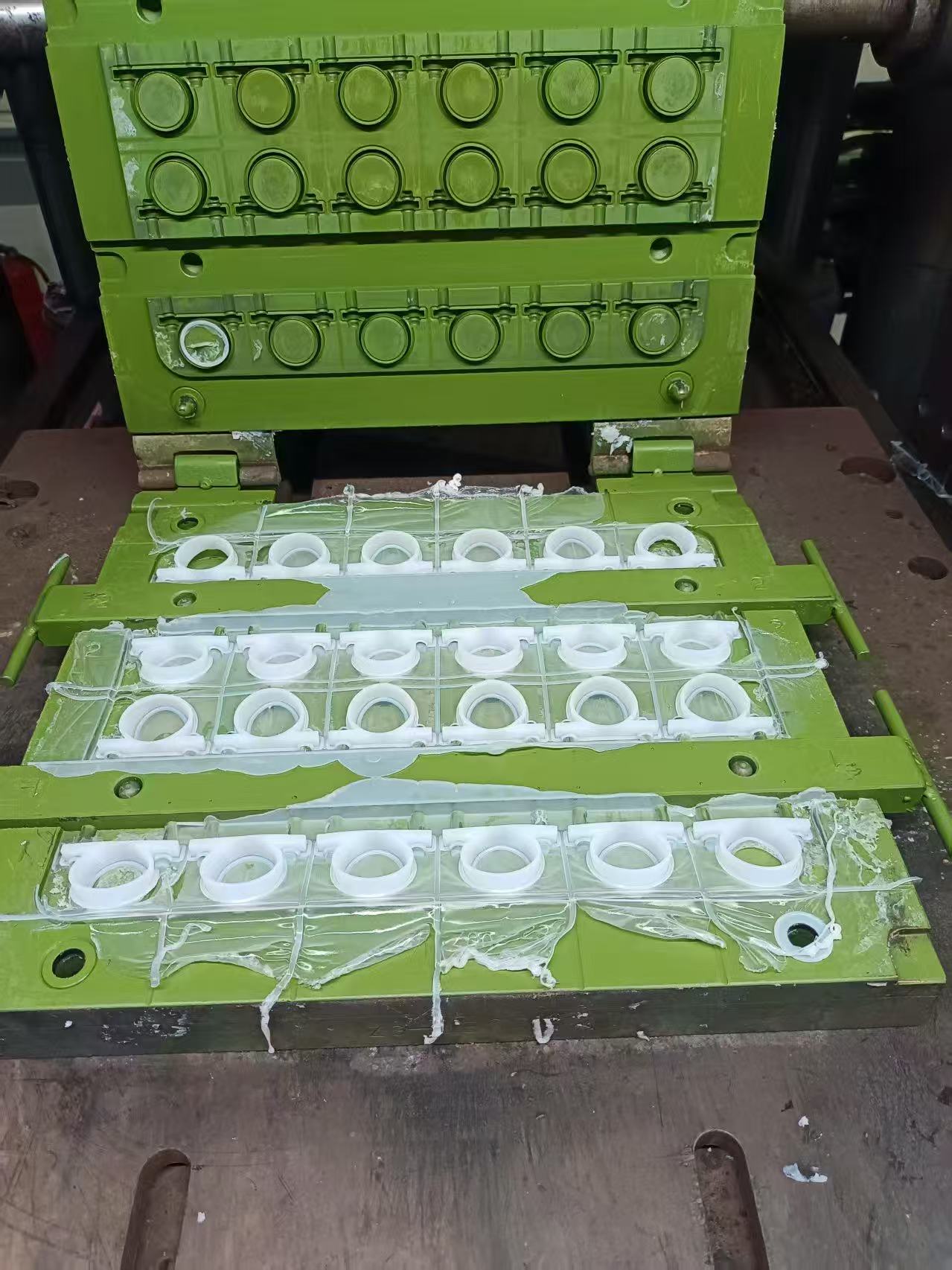 Solutions de caoutchouc et de silicone fabriquées avec précision: moulure personnalisée pour vos besoins uniques