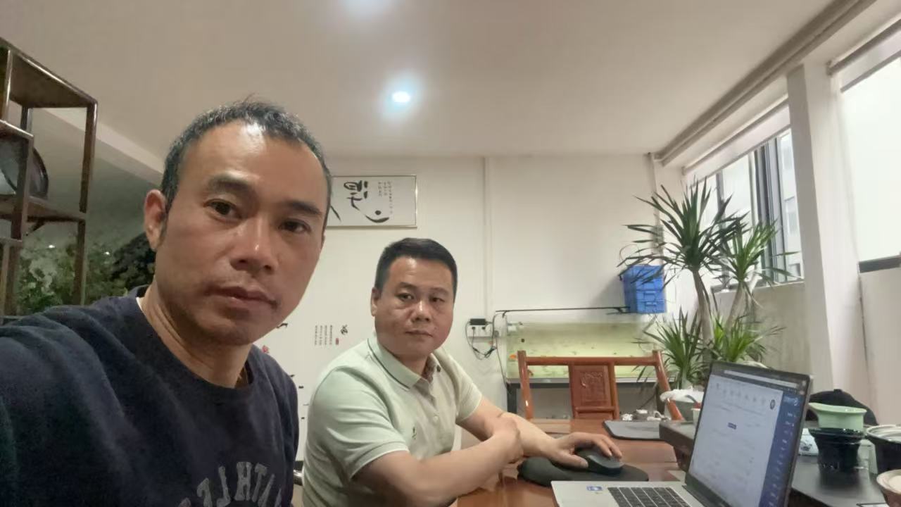 Accueillant des clients distingués pour explorer l'excellence à l'installation de fabrication de caoutchouc de Zhengguan