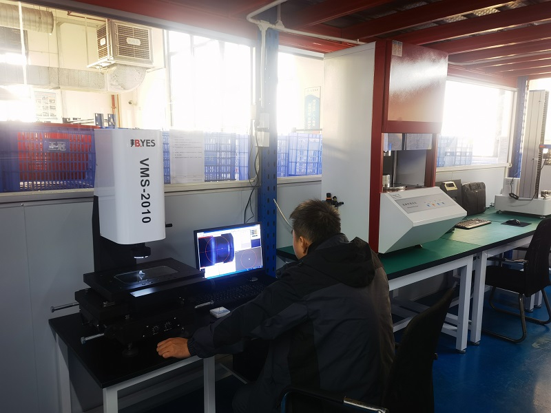 Les machines de mesure d'images optiques, équipées de systèmes logiciels de mesure et de contrôle précis, nous permettent de produire des pièces en caoutchouc aux dimensions plus précises.